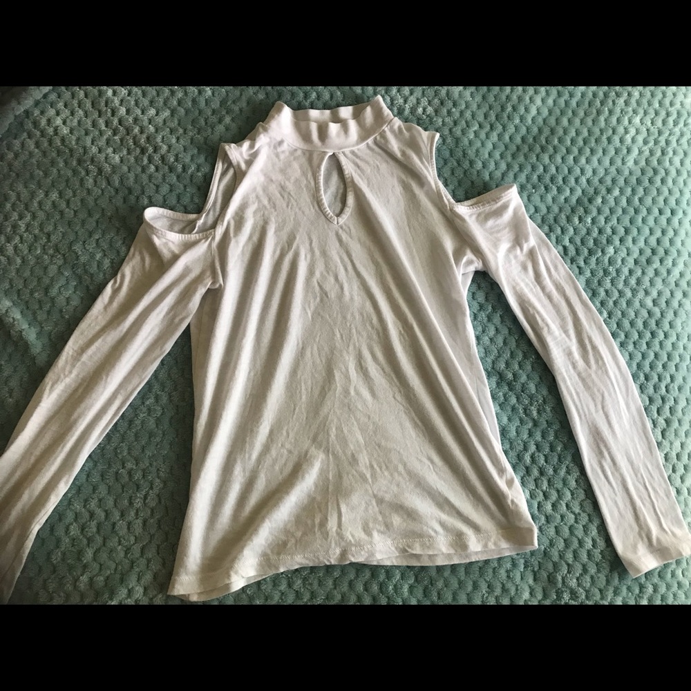 TURTLENECK COLD SHOULDER SHIRT